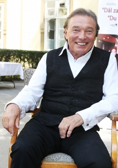 Zpěvák Karel Gott.