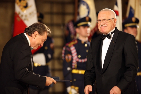 Václav Klaus (vpravo) vyznamenal například zpěváka Karla Gotta. Václav Klaus (vpravo) vyznamenal například zpěváka Karla Gotta.