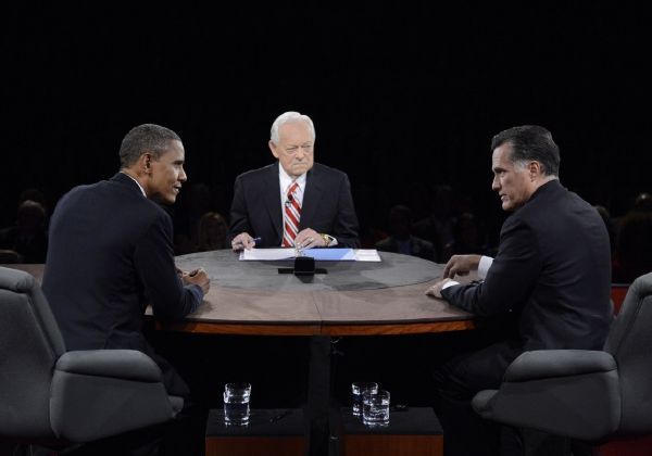 Obama a Romney při televizní debatě s moderátorem Bobem Schiefferem.