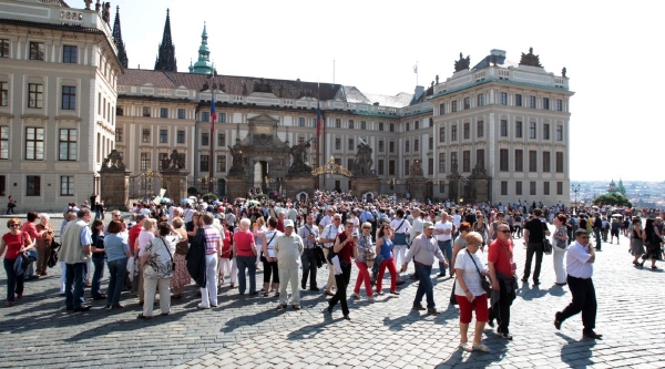 Praha návštěvníky láká, až 64 procent všech zahraničních turistů v ČR navštíví právě hlavně město. Praha návštěvníky láká, až 64 procent všech zahraničních turistů v ČR navštíví právě hlavně město.