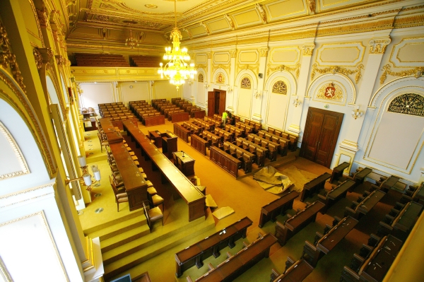 Většina dotazovaných si myslí, že motivací pro vstup do politiky je individuální prospěch, ne přispění k blahu celé společnosti.