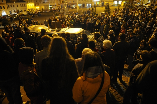 Na 500 lidí se sešlo v protestu proti nepřizpůsobivým.