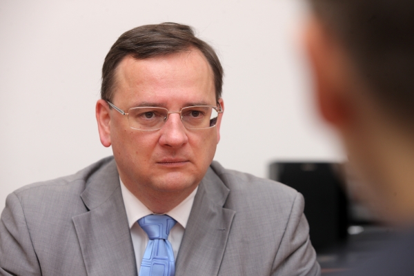 Premiér Petr Nečas si při sportu poranil lýtko.