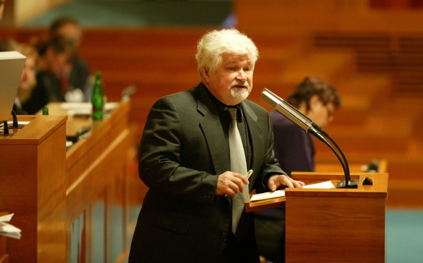 Místopředseda Senátu Petr Pithart.
