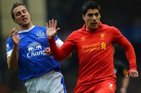 Útočník Liverpoolu Luis Suarez (vpravo) se na remíze podílel jedním gólem.