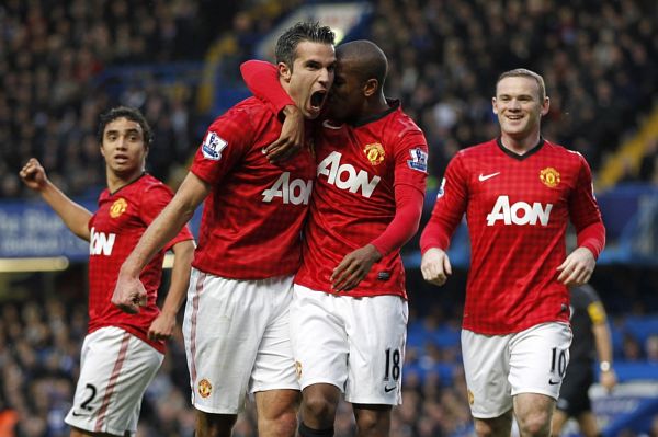 Fotbalisté Manchesteru United slaví gól Robina van Persieho.