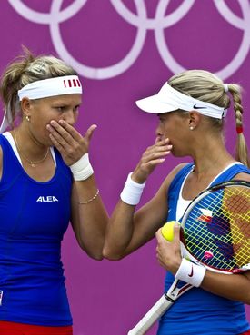 Lucie Hradecká (vlevo) se při zápase radí s Andreou Hlaváčková.