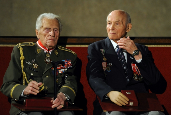 Váleční veteráni Alexander Beer (vlevo) a Vasil Korol ve Vladislavském sále Pražského hradu, kde prezident Václav Klaus uděloval 28. října státní vyznamenání při příležitosti výročí vzniku samostatného Československa. 