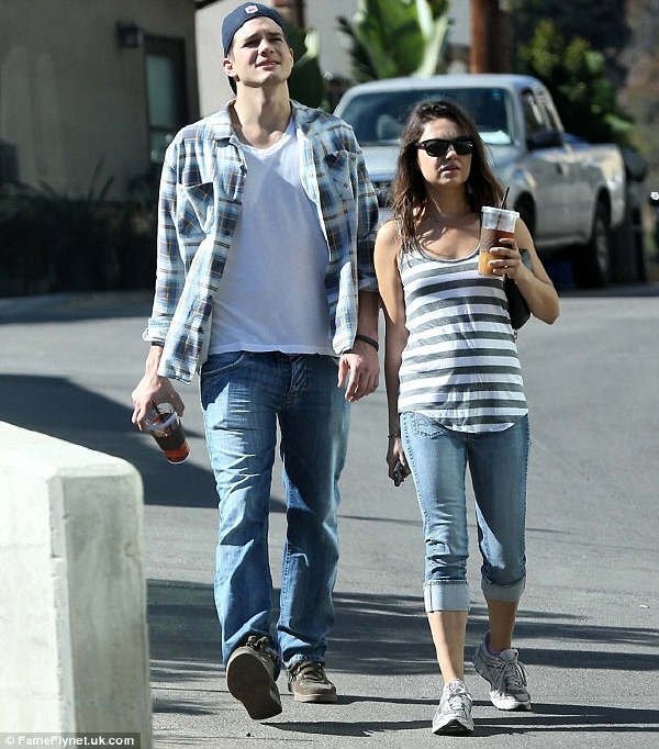 Mila Kunisová má nápadně velké bříško.