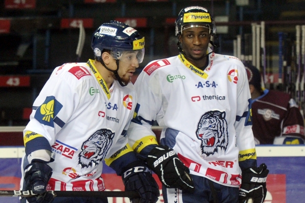 Zámořské posily Liberce z NHL. Chris Stewart ze St. Louis Blues (vlevo) a Wayne Simmonds z Philadelphia Flyers. Zámořské posily Liberce z NHL. Chris Stewart ze St. Louis Blues (vlevo) a Wayne Simmonds z Philadelphia Flyers.