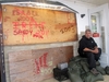 Majitel obchůdku s návnadami Mark Palazzolo (na snímku) v New Jersey zatloukl jeho okna prkny a nasprejoval na ně nápis Sandy 2012. Může jen doufat, že jeho obchod řídění živlu přečká bez úhony. 