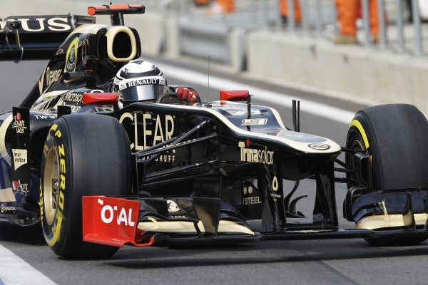 Kimi Räikkönen za volantem monopostu lotus.