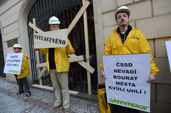 Aktivisté ekologické organizace Greenpeace 10. října v Praze symbolicky "vyvlastnili" Lidový dům, sídlo ČSSD.