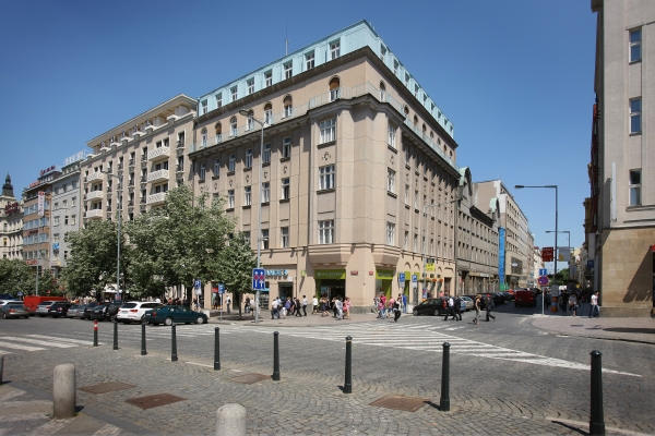 Ministerstvo kultury rozhodlo, že dům na rohu Václavského náměstí a Opletalovy ulice neprohlásí za kulturní památku.