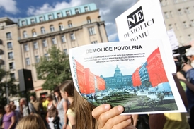 Proti bourání domu se loni konaly demonstrace, protestovali i odborníci.