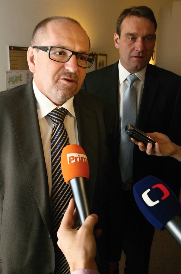 Rebelující poslanci Ivan Fuksa (vlevo) a Radim Fiala před jednáním pracovní skupiny.