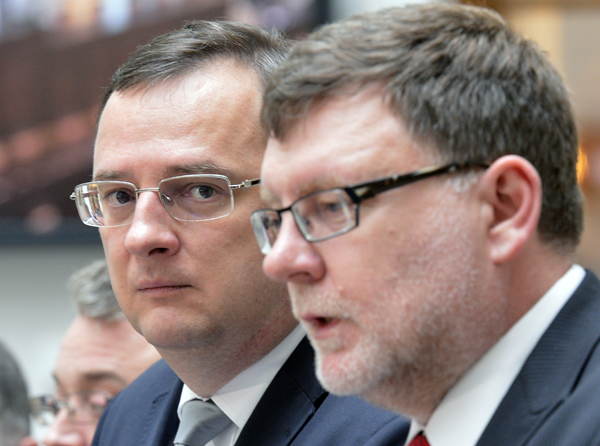 Premiér Petr Nečas (vlevo) a předseda klubu ODS Zbyněk Stanjura. Premiér Petr Nečas (vlevo) a předseda klubu ODS Zbyněk Stanjura.