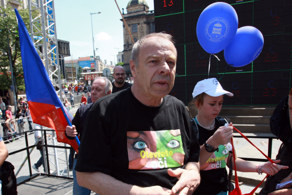 Šéf odborů Jaroslav Zavadil při dubnové demonstraci. Šéf odborů Jaroslav Zavadil při dubnové demonstraci.