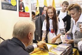 Mironov podepisuje svou knihu "V zájmu národa". 