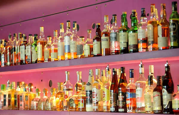 Podle policie pochází alkohol z větve nelegálního prodeje spojené s distribuční sítí na Zlínsku. Tam muž z Kroměřížska pančovaný alkohol nakupoval od člověka, kterého už kvůli tomu policie stíhá (ilustrační foto). Podle policie pochází alkohol z větve nelegálního prodeje spojené s distribuční sítí na Zlínsku. Tam muž z Kroměřížska pančovaný alkohol nakupoval od člověka, kterého už kvůli tomu policie stíhá (ilustrační foto).