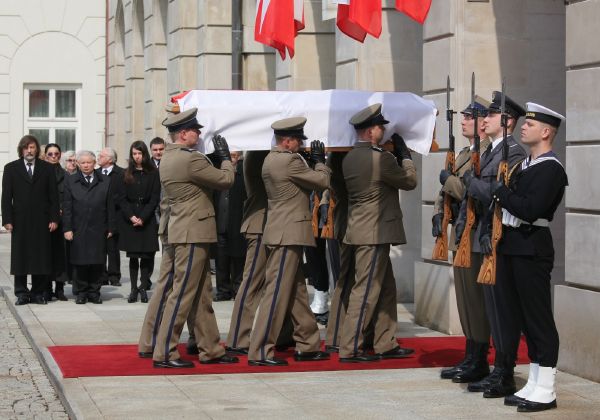 Vojáci nesou ostatky první polské dámy Marie Kaczyńské, jedné z obětí havárie letadla. 