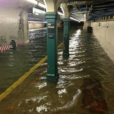 Zatopená stanice metra na 86. ulici.