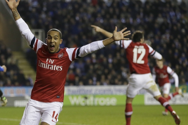 Theo Walcott z Arsenalu při oslavě vstřeleného gólu.