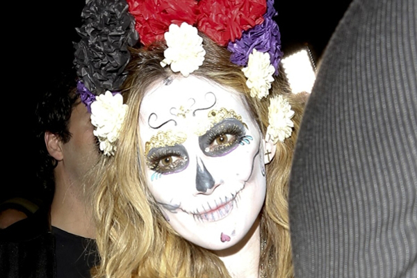 Pětadvacetiletá herečka a zpěvačka Hilary Duffová je považována za velmi půvabnou ženu. O Halloweenu to však jaksi neplatí... Ovšem kostým se jí opravdu povedl! Pětadvacetiletá herečka a zpěvačka Hilary Duffová je považována za velmi půvabnou ženu. O Halloweenu to však jaksi neplatí... Ovšem kostým se jí opravdu povedl!