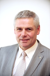 Milan Šťovíček (VV) pije horníkům krev.