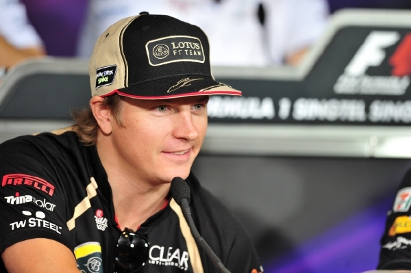 Finský pilot Kimi Räikkönen je v Lotusu spokojený. Jiným angažmá se ale nevyhýbá. Finský pilot Kimi Räikkönen je v Lotusu spokojený. Jiným angažmá se ale nevyhýbá.