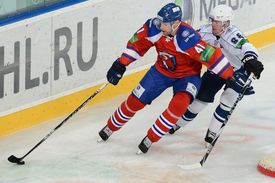 Jakub Petružálek z Chabarovsku (vpravu) a Martin Škoula z celku Lev Praha.