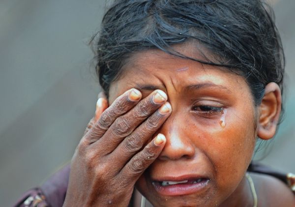 Přišli o všechno. Žena z muslimské menšiny Rohingů prchá z Barmy.