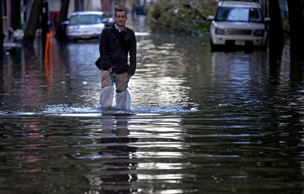 Miliony lidí na východním pobřeží USA se ve středu pokoušejí vrátit k normálnímu životu, do něhož jim v úterý tvrdě zasáhla bouře Sandy. Miliony lidí na východním pobřeží USA se ve středu pokoušejí vrátit k normálnímu životu, do něhož jim v úterý tvrdě zasáhla bouře Sandy.