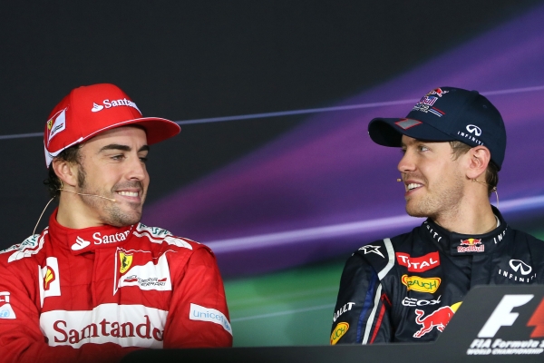 Fernando Alonso (vlevo) se svým největším rivalem Sebastianem Vettelem.