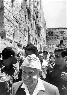Izrael východní čtvrti obsadil ve válce v roce 1967 (na snímku tehdejší premiér David Ben-Gurion).