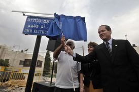 Jeruzalémský starosta Nir Barkat pojmenoval ulici v arabské čtvrti Beit Hanina po populární egyptské zpěvačce Umm Kulthumové.