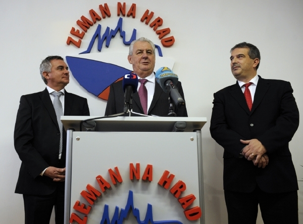 Podporu Miloši Zemanovi vyjádřil i současný prezident Václav Klaus. Podporu Miloši Zemanovi vyjádřil i současný prezident Václav Klaus.
