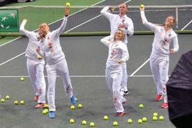 Zleva tenistky Andrea Hlaváčková, Petra Kvitová, vzadu nehrající kapitán Petr Pála, před ním Klára Zakopalová a zcela vpravo Lucie Hradecká 30. října na tréninku v hale před finále tenisového Fed Cupu ČR - Srbsko.