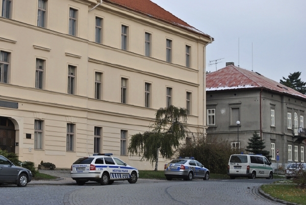 Rakovnické gymnázium, kde žák bodl nožem učitelku.