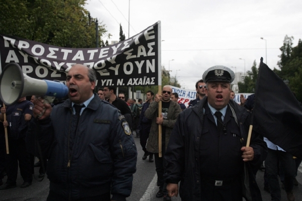 Řeckem zmítají protesty proti vládním opatření. Řeckem zmítají protesty proti vládním opatření.
