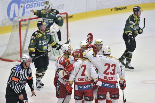 Radost hokejové Slavie na ledě Karlových Varů.