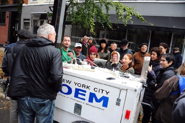 Lidé v New Yorku si musejí dobíjet mobily na ulici. Lidé v New Yorku si musejí dobíjet mobily na ulici.