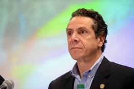 Guvernér státu New York Andrew Cuomo je zastáncem vybudování hrází.