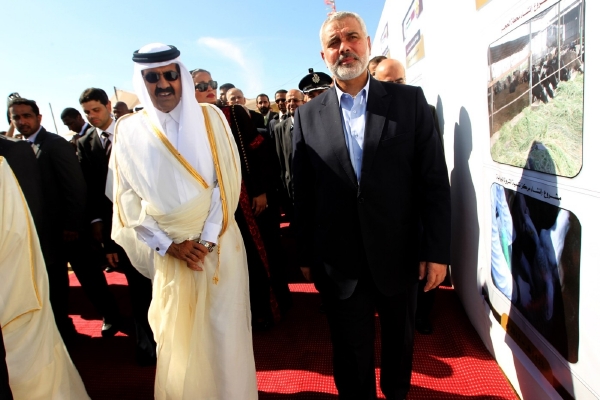 Palestinský předseda vlády Ismáíl Haníja vítá katarského emíra Hamáda ibn Chalífu Al-Sáního. Palestinský předseda vlády Ismáíl Haníja vítá katarského emíra Hamáda ibn Chalífu Al-Sáního.