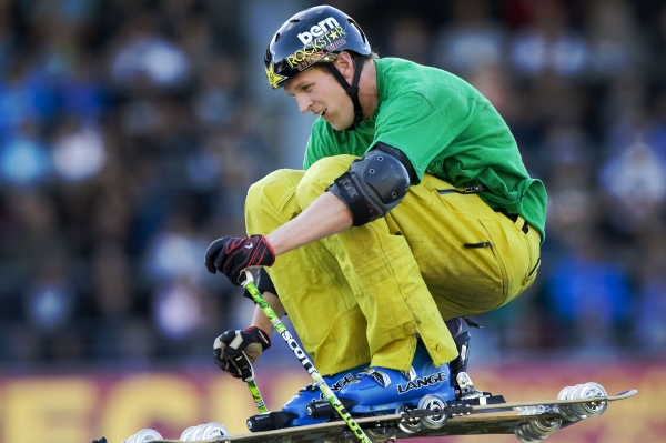 Erik Roner na akci Nitro Circus předvádí salta na kolečkových lyžích.