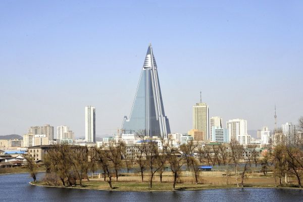 Hotel Rjugjong ve formě pyramidy v Pchjongjangu. 