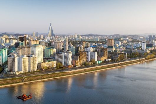 Panorama Pchjongjangu s hotelem Rjugjong.