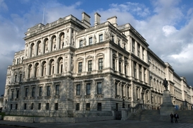 Budova britského ministerstva zahraničí ve Whitehallu.