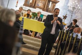 Politici a občané v jednom z kostelů v Grünau v Berlíně diskutují o pomoci nové vlně imigrantů z Balkánu (říjen 2012). 