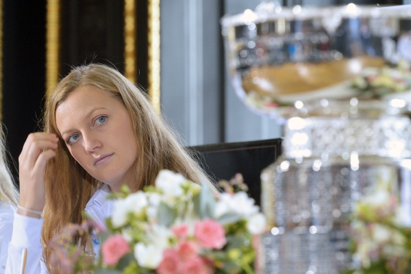 Petra Kvitová pozoruje fedcupový pohár. Zvedne ho v neděli nad hlavu?